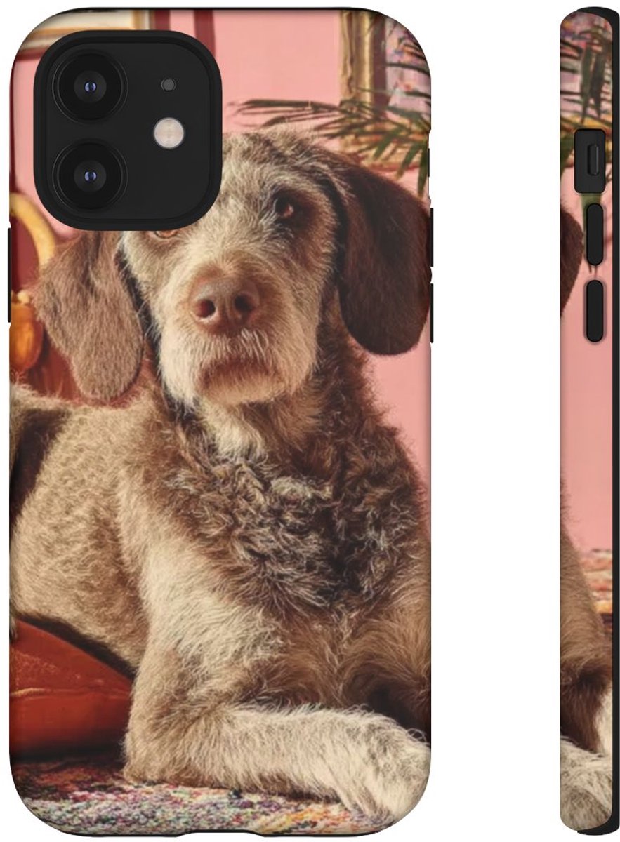 Bruine Hond Ontspant Binnen – Telefoonhoesje Geschikt voor iPhone 12