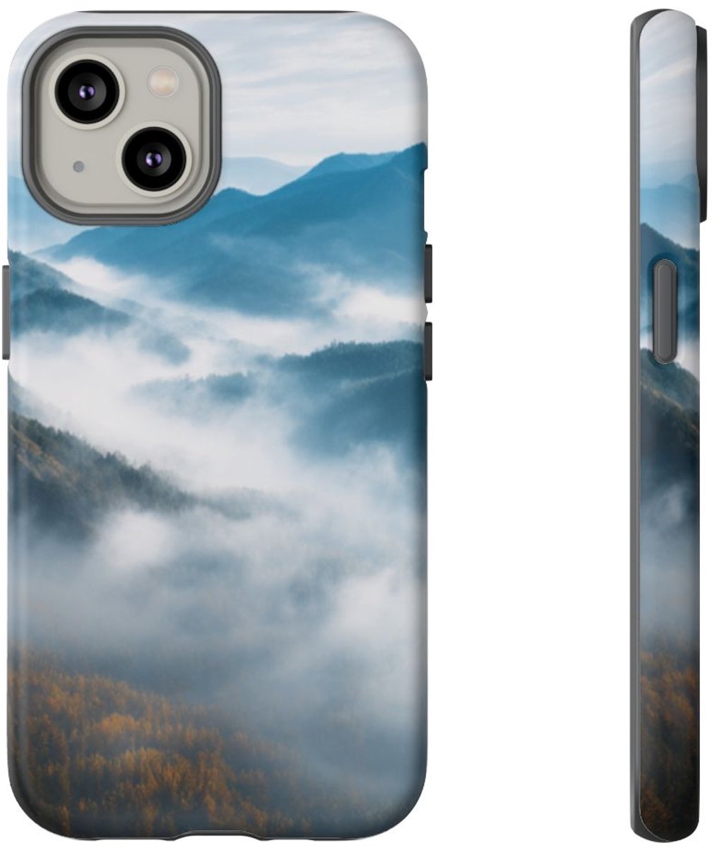Mysterieus Berglandschap met Mist – Telefoonhoesje Geschikt voor iPhone 14