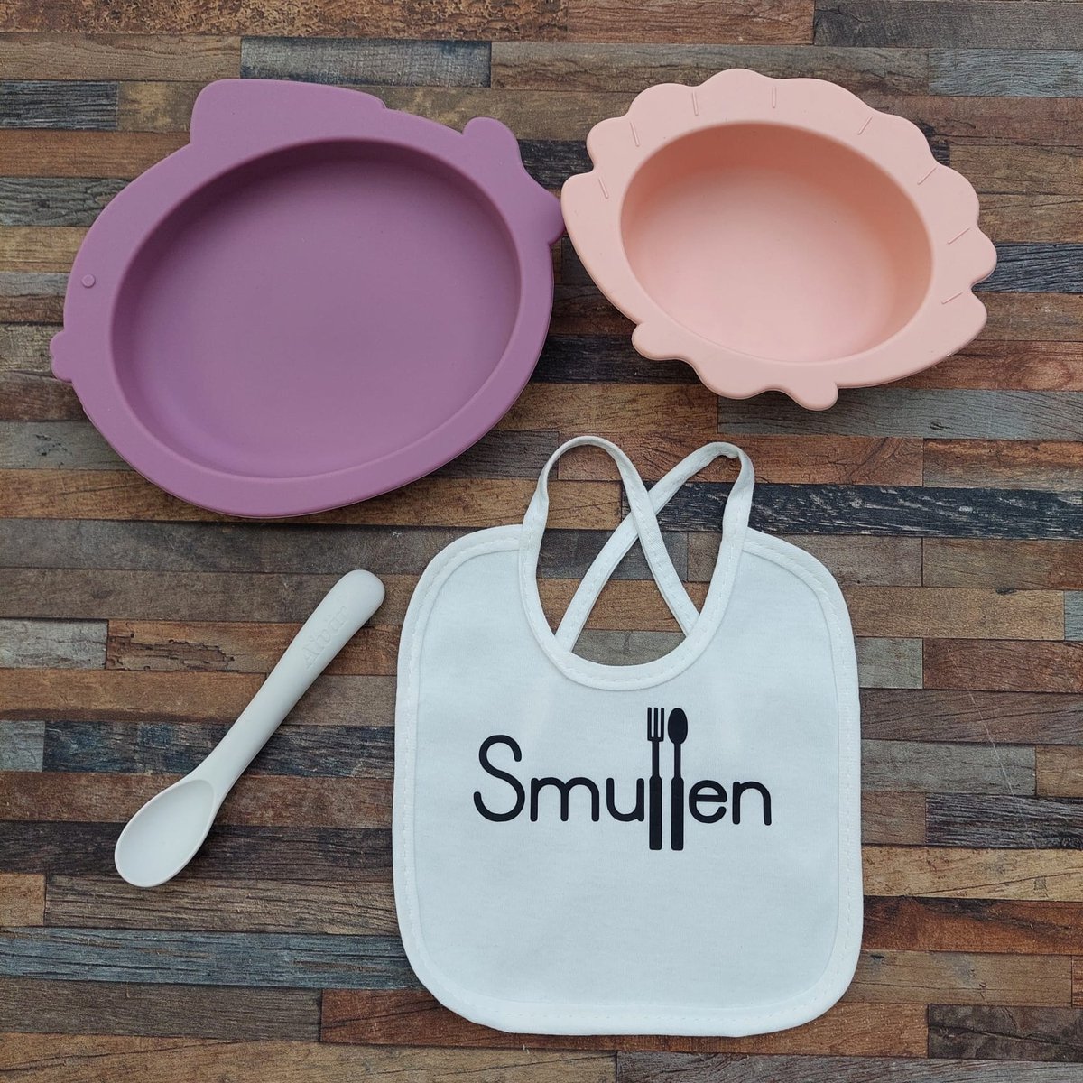 Goedkoopste Siliconen Serviesset Incl. Slabbetje - Roze, Mauve, Wit - 4 delig - BPA Vrij - Kraamcadeau - Cadeauset