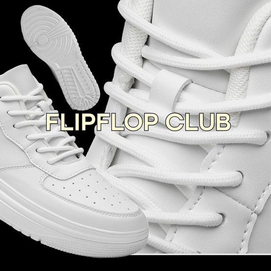 Close-up van witte leren sneakers, met veters en perforaties, met tekst 'FLIPFLOP CLUB'.