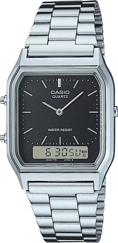 Montre argentée avec bracelet métallique, cadran noir, heure analogique et numérique, sur bracelet argenté.