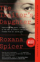 Couverture du livre "The Traitor's Daughter" de Roxana Spicer. Un œil féminin regarde vers le haut, avec des lignes rouges horizontales sur son visage. Le texte est rouge.