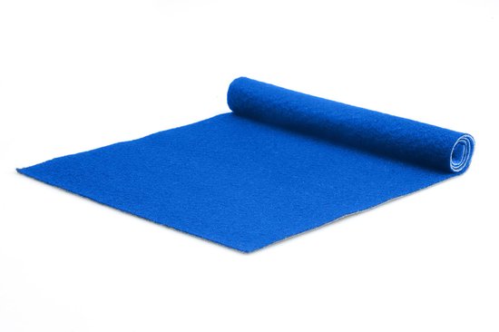 Tapis bleu enroulé, partiellement déroulé sur fond blanc.