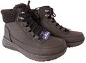 Zwarte Skechers laarzen met veters, bontkraag en "100% Waterproof" label.