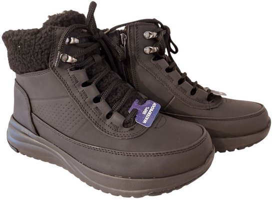 Zwarte Skechers laarzen met veters, bontkraag en "100% Waterproof" label.