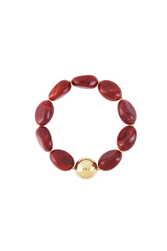 Bracelet bordeaux avec de grosses perles ovales en acrylique et une grosse perle dorée au centre.