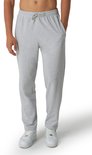 Man van voren, draagt een grijze joggingbroek met trekkoord, rechte pijpen en witte sneakers.
