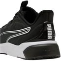 Achterkant van een zwarte PUMA sportschoen met witte zool en Puma-logo.