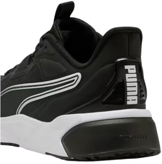 Achterkant van een zwarte PUMA sportschoen met witte zool en Puma-logo.