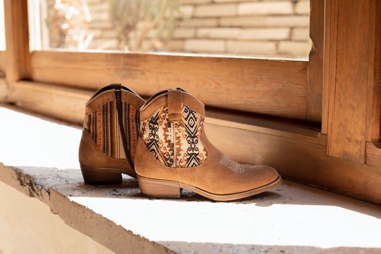 Inkkas Desert Western Boot dames cowboylaars – lichtbruine suède Western enkellaars met authentiek Peruaans textiel & rubberzool – comfortabele hak – duurzame keuze, maat 42