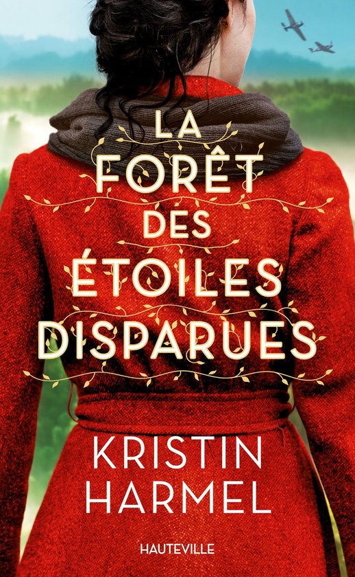 Couverture du livre 'La Forêt des étoiles disparues' par Kristin Harmel, montrant le dos d'une femme portant un manteau rouge et une écharpe grise.