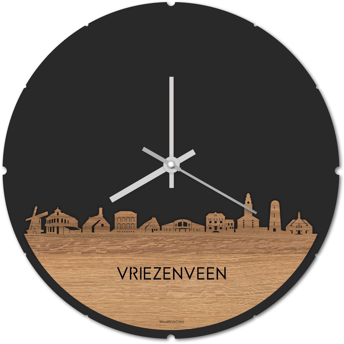 Skyline Klok Rond Vriezenveen Eikenhout - Ø 44 cm - Stil uurwerk - Wanddecoratie - Meer steden beschikbaar - Woonkamer idee - Woondecoratie - City Art - Steden kunst - Cadeau voor hem - Cadeau voor haar - Jubileum - Trouwerij - Housewarming -