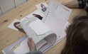 Twee open schoolfotoboeken. Eén met mintgroene, witte en gouden accenten en één met beige en witte accenten.