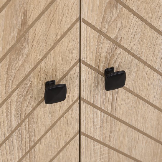 Close-up van de houten deuren van een kast met een visgraatpatroon en twee zwarte, vierkante handgrepen.