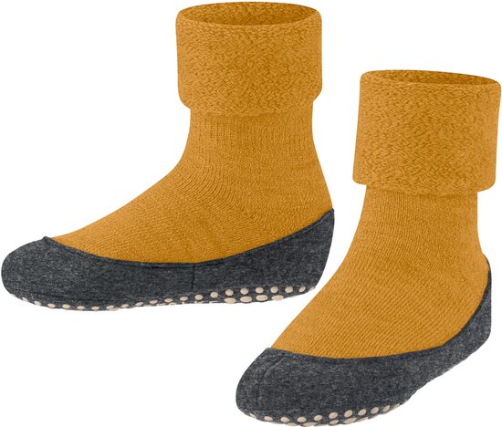 Gele huissokken met omslag en donkergrijs met noppen op de zool.