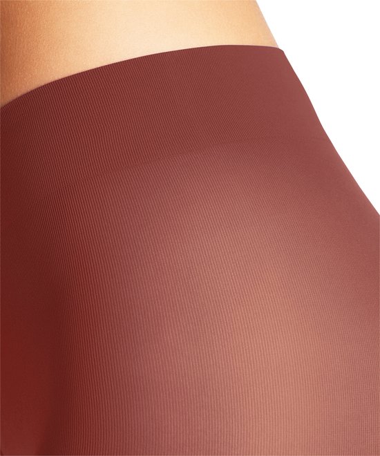 Close-up van de tailleband en bovenkant van een rode panty, 50 denier.