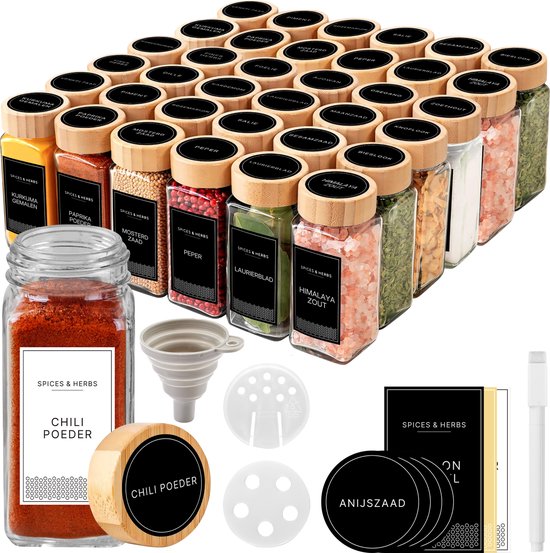 Ensemble de 36 pots à épices en verre avec couvercle en bambou, remplis de diverses herbes et épices telles que le paprika, le curry et le sel de l'Himalaya.