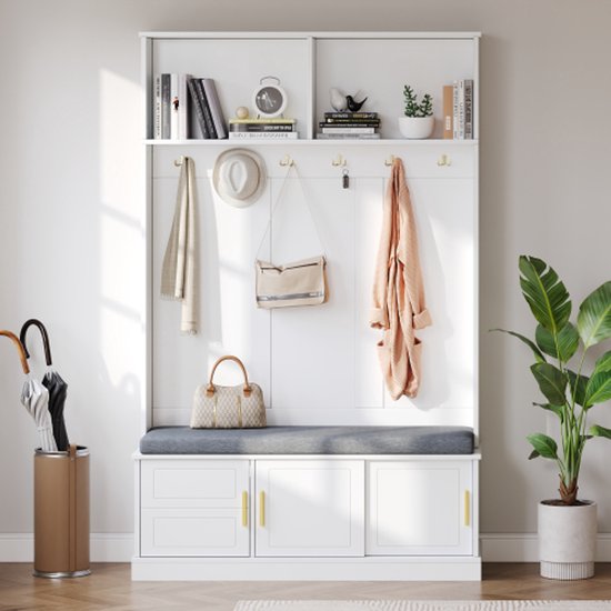 Witte kapstok met schoenenbank, 6 gouden haken, met sjaal, hoed, tas en jas.