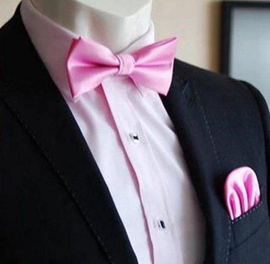 Roze overhemd met een roze vlinderdas en pochet, gedragen onder een zwart pak.