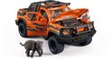 Oranje pick-up truck met tijgerstrepen, open motorkap, man bij de motor en olifant.