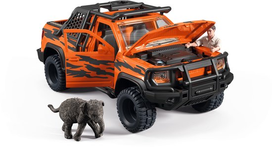 Oranje pick-up truck met tijgerstrepen, open motorkap, man bij de motor en olifant.
