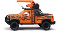 Oranje pick-up truck met tijgerstrepen en hijskraan, man achter het stuur.
