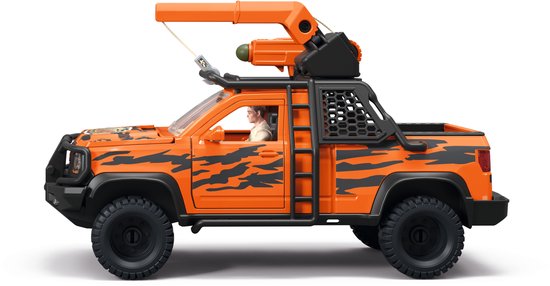 Oranje pick-up truck met tijgerstrepen en hijskraan, man achter het stuur.