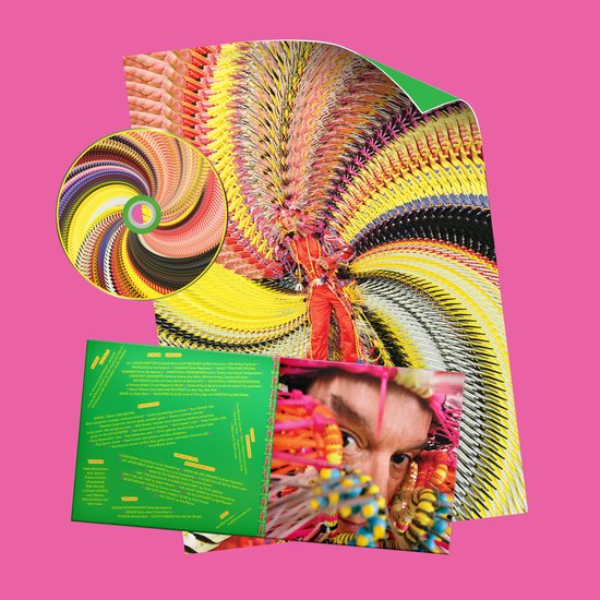Cd-hoes van David Byrne's 'Who Is the Sky?' toont een persoon in een groot, geel, gevederd kostuum. De cd heeft een spiraalontwerp.
