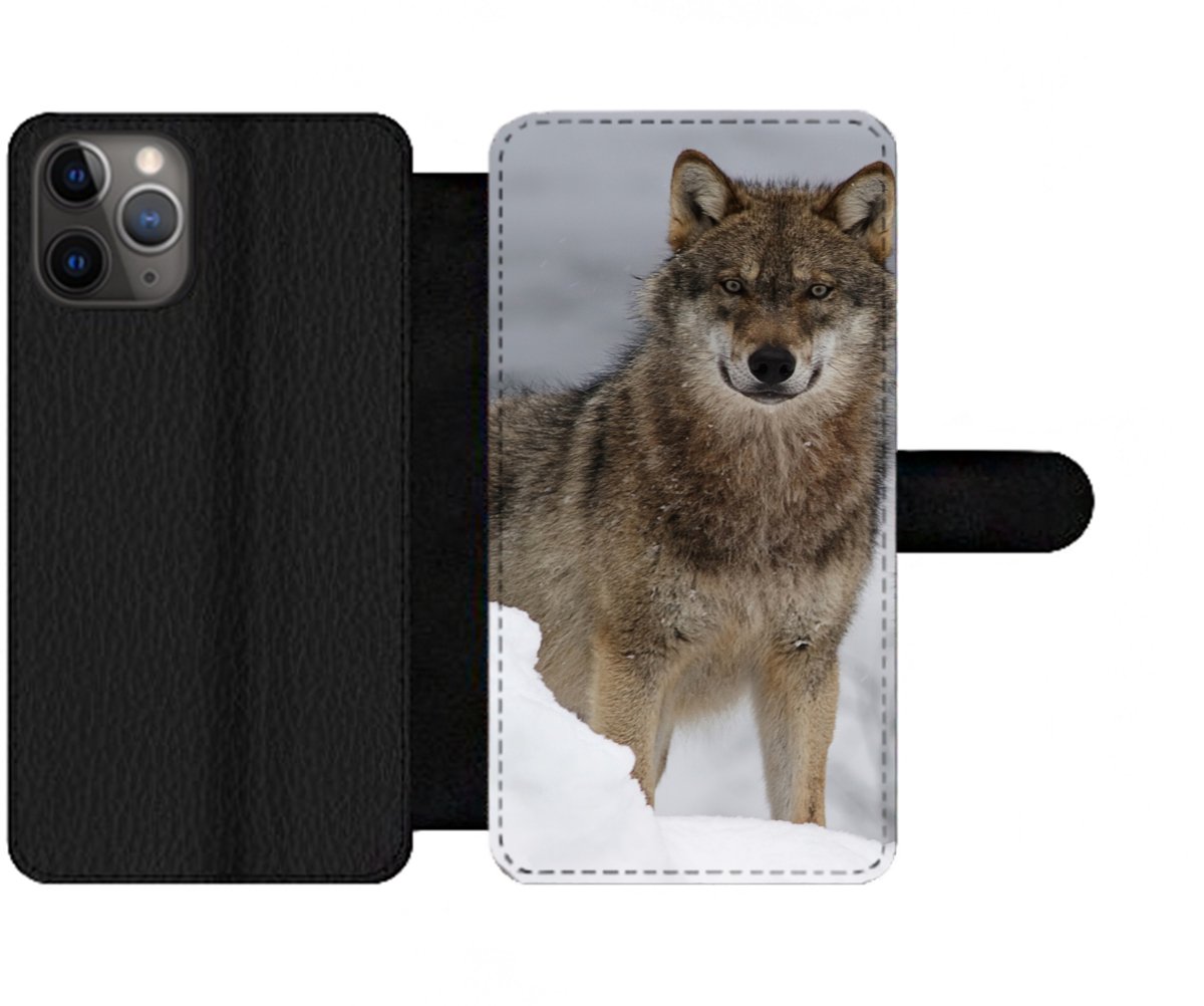 Telefoonhoesje Geschikt voor iPhone 11 Pro Max telefoonhoesje - Wolf - Sneeuw - Dieren - Met vakjes - Wallet case met magneetsluiting