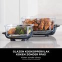 Kleine en grote glazen schalen met respectievelijk zalm/broccoli en kippenvleugels.