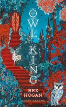De cover van het boek 'Owl King' toont een sprookjesachtige scène met een meisje met vleugels op een rode trap die naar een paleis leidt, omgeven door levendige rode en blauwe vegetatie en een uil.
