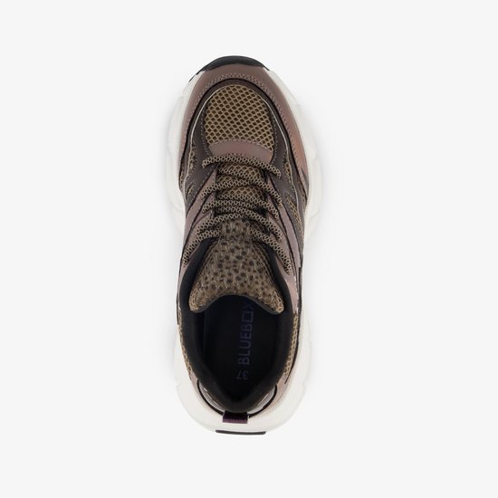 Bruine dad sneaker van mesh en metallic leer met panterprint details op de tong.