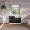 Twee antracietkleurige ladekasten met witte omranding, onder een schuin dakraam.