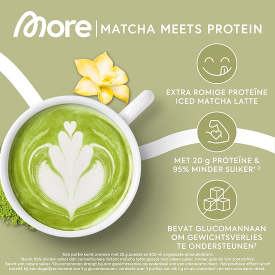 Een romige, ijskoude matcha latte met een melkhart-design, gegarneerd met een gele bloem.