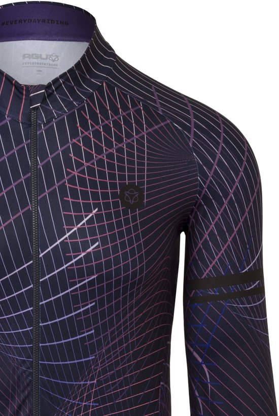 Detail van de borst en kraag van het AGU wielershirt met paars geometrisch patroon, AGU logo en #EVERYDAYRIDING tekst.