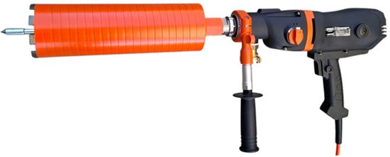 Zwarte boormachine met een lange oranje diamantboor bevestigd aan een zilverkleurige centreerpunt.