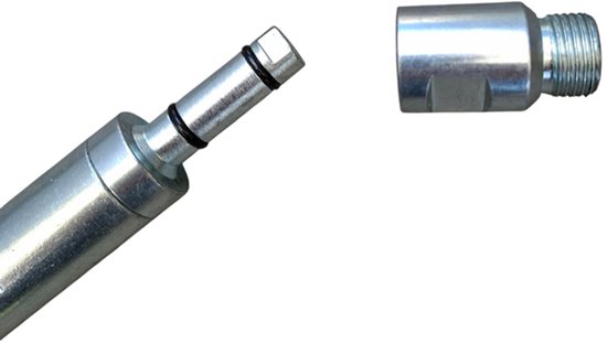Zilverkleurige adapter met schroefdraad, los van een puntige adapter met twee ringen.