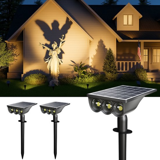 Huis verlicht door solar spots, met een engel statue in de tuin.