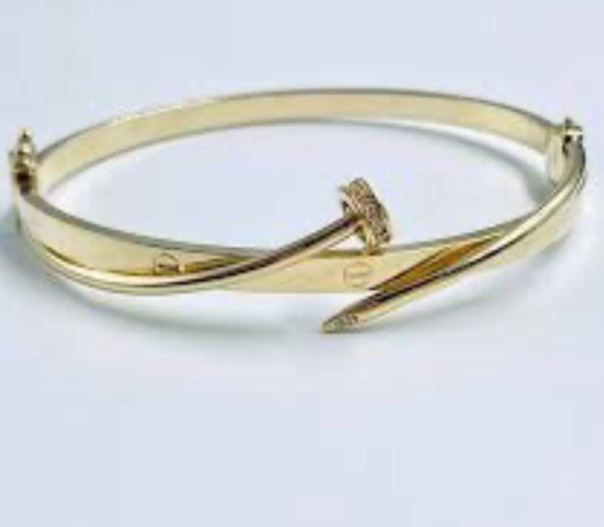 Goudkleurige RVS Armband – Luxe Design met Spijkerlook & Zirkonia Steentjes – Unisex – Modieuze Sieraad Cadeau