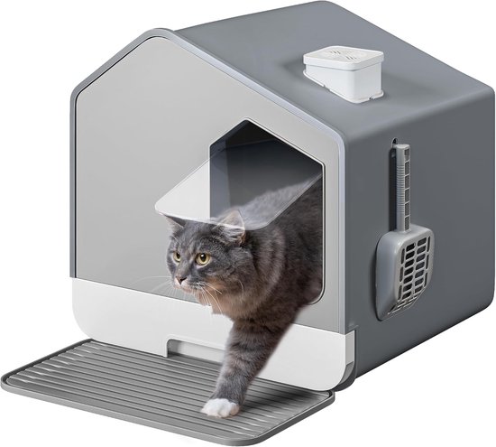 Grijze kattenbak met een grijze kat die de mat opstapt.