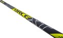 Detail van de Carp Force XT carbon hengel, zwart met gele letters 'CARPFORCE XT'.
