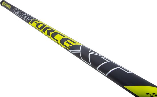 Detail van de Carp Force XT carbon hengel, zwart met gele letters 'CARPFORCE XT'.