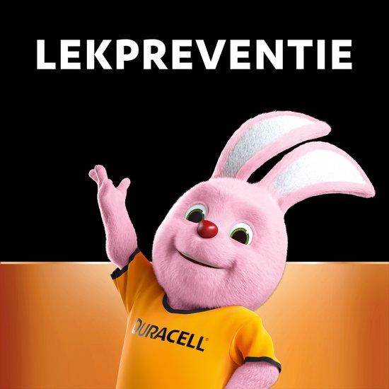 De roze Duracell bunny in een oranje shirt met logo, met opgeheven arm.