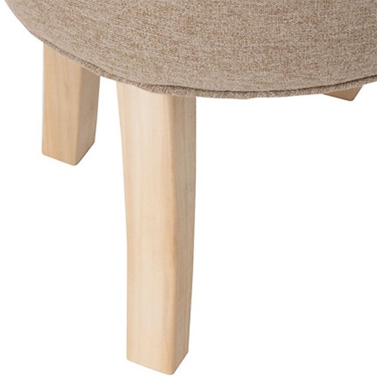 Detail van de houten poten van het beige stoffen krukje.