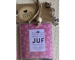 Thee cadeau met de tekst 'voor de allerleukste juf bedankt voor alles!', met sleutelhanger en bedeltje, 4 verschillende theezakjes, juf, juffendag, bedankt, verjaardag, lief kadootje, theekado, geschenkpakket, relatiegeschenk, cadeaupakket