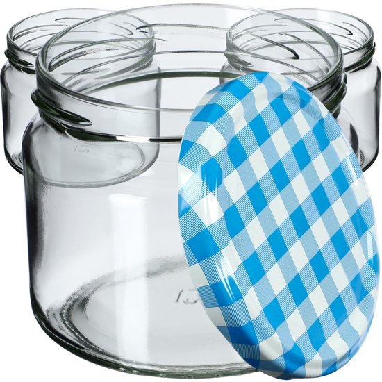 Bocaux en verre vides avec un couvercle à carreaux bleu et blanc au premier plan.