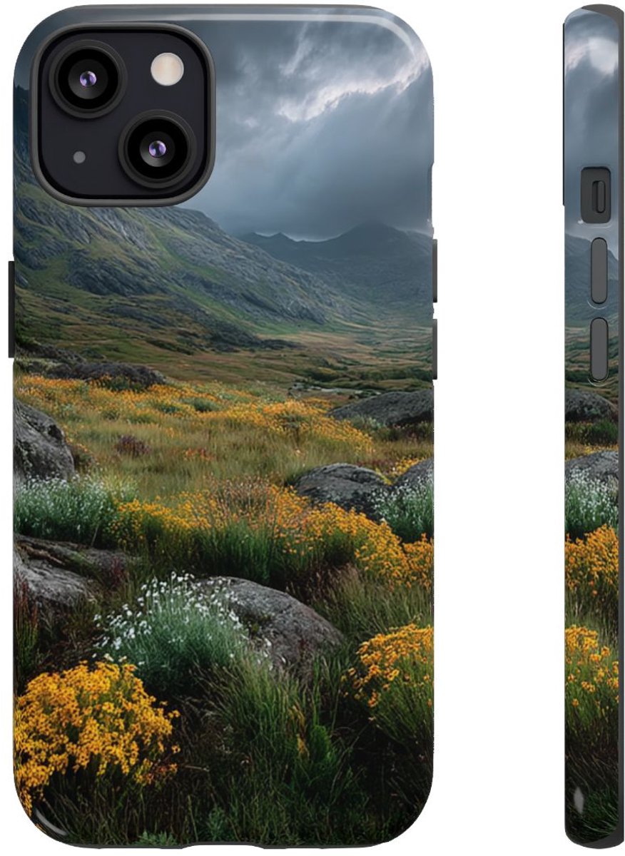 Berglandschap met Wilde Bloemen – Telefoonhoesje Geschikt voor iPhone 13