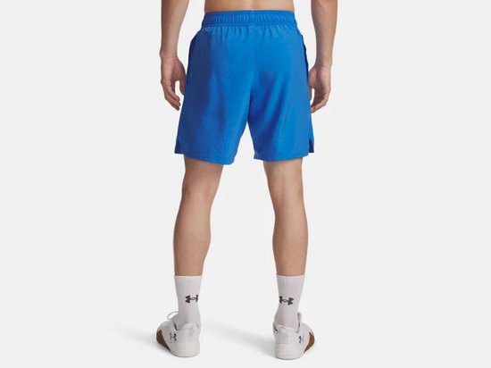Achterkant van een man in een blauwe Under Armour sportbroek.