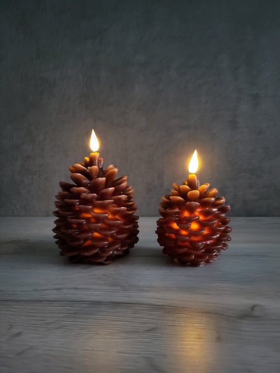 Twee bruine dennenappelkaarsen met 3D vlam en timer.