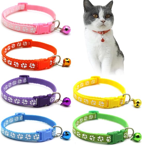 Collage de colliers pour chats réglables en rose, orange, violet, jaune, bleu et vert, avec motif pattes de chat et clochettes. Un chat portant un collier orange.